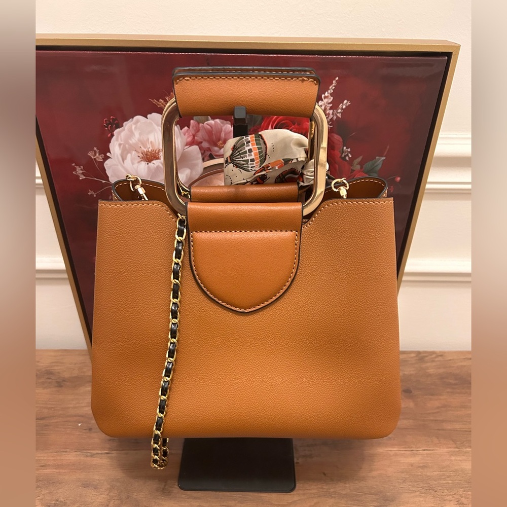Elegant Tan Handbag with Chain Strap - Picture 2 of 9
